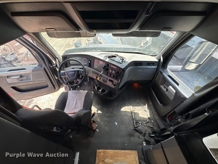 image for item YA2488 2019 Freightliner Cascadia 126 semi truck