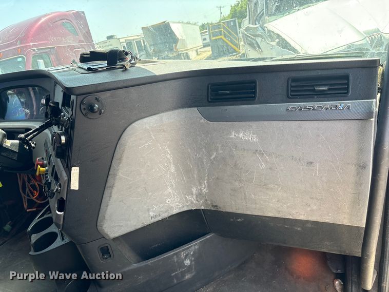 image for item YA2488 2019 Freightliner Cascadia 126 semi truck