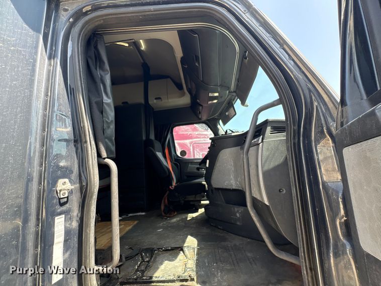 image for item YA2488 2019 Freightliner Cascadia 126 semi truck