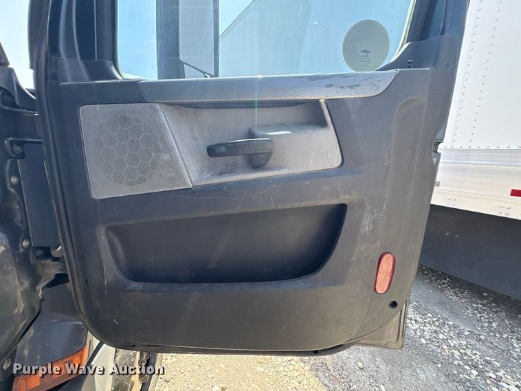 image for item YA2488 2019 Freightliner Cascadia 126 semi truck