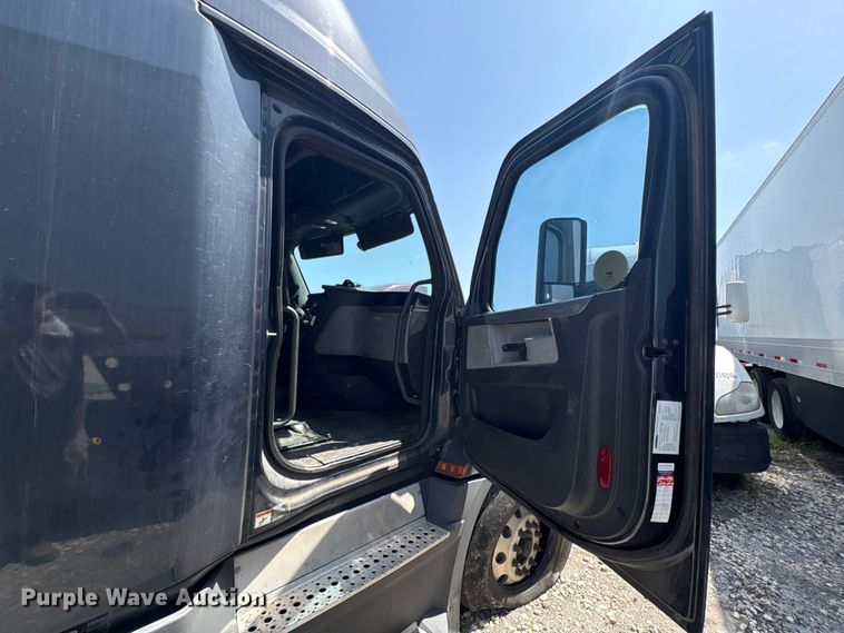 image for item YA2488 2019 Freightliner Cascadia 126 semi truck