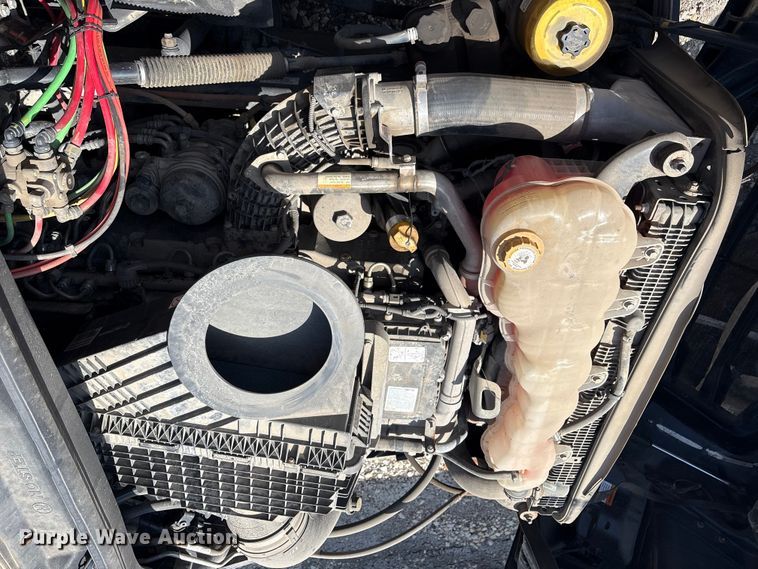 image for item YA2488 2019 Freightliner Cascadia 126 semi truck