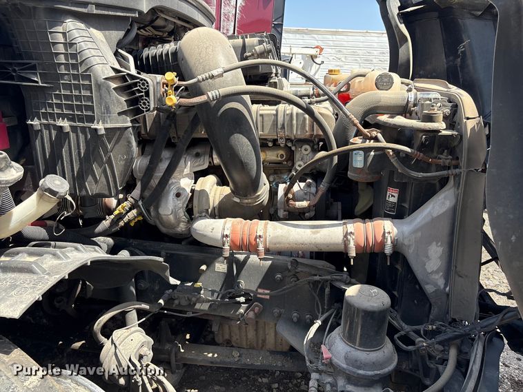 image for item YA2488 2019 Freightliner Cascadia 126 semi truck