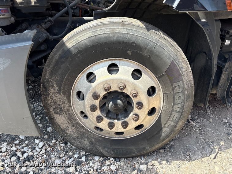 image for item YA2488 2019 Freightliner Cascadia 126 semi truck