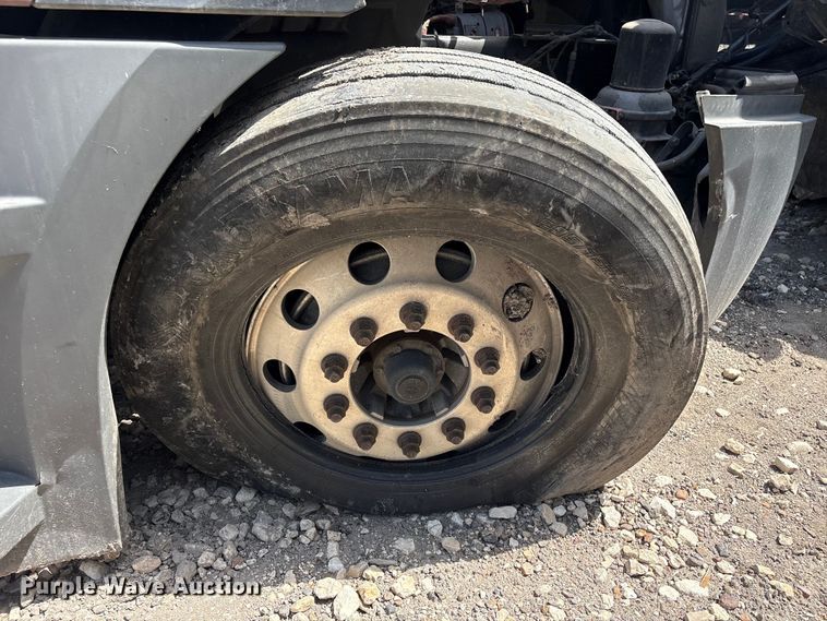image for item YA2488 2019 Freightliner Cascadia 126 semi truck