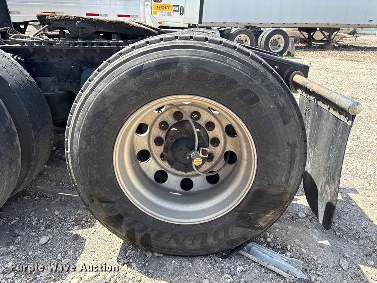 image for item YA2488 2019 Freightliner Cascadia 126 semi truck