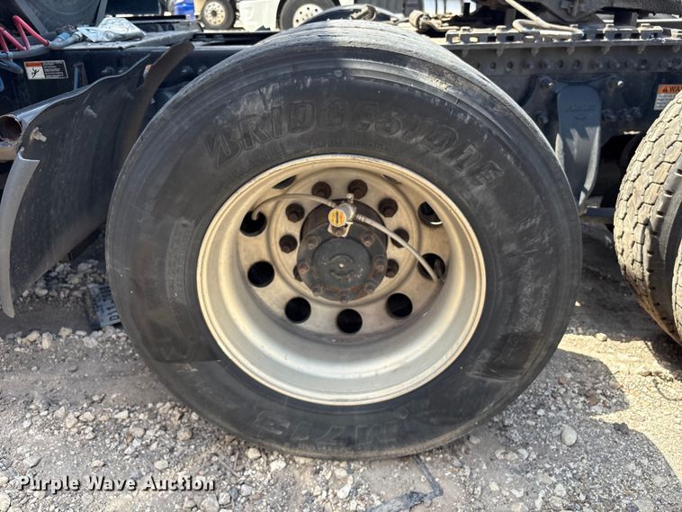image for item YA2488 2019 Freightliner Cascadia 126 semi truck