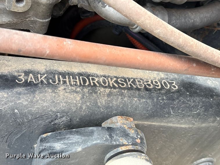 image for item YA2488 2019 Freightliner Cascadia 126 semi truck