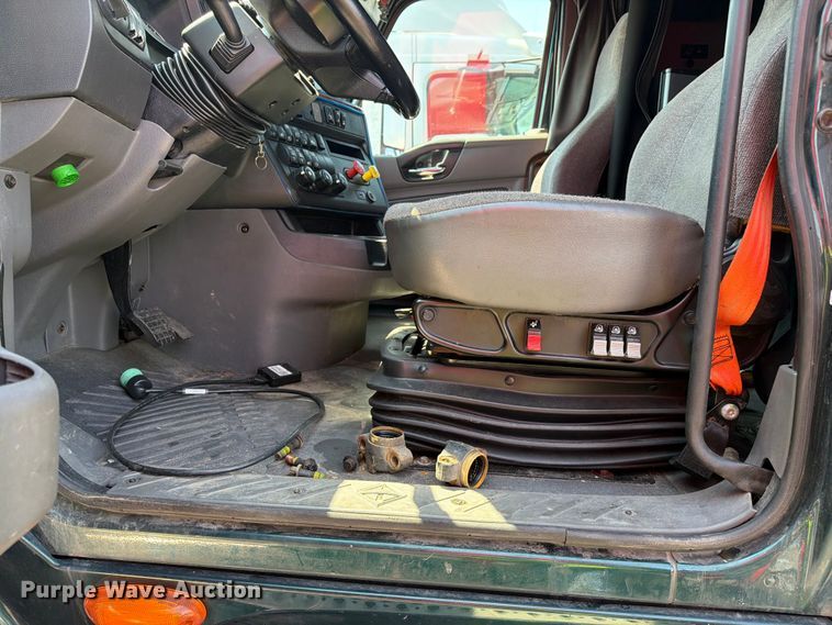 image for item YA2612 2020 International LT625 semi truck
