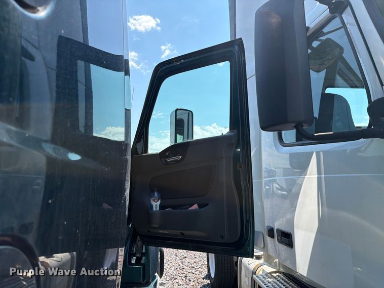 image for item YA2612 2020 International LT625 semi truck