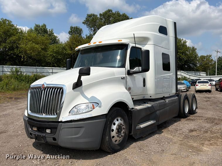 2020 International LT625 semi truck
