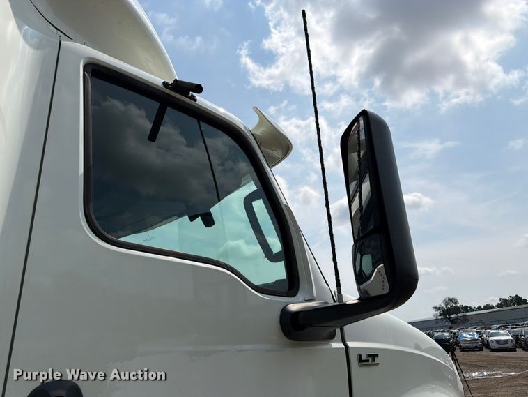 image for item YA2662 2020 International LT625 semi truck