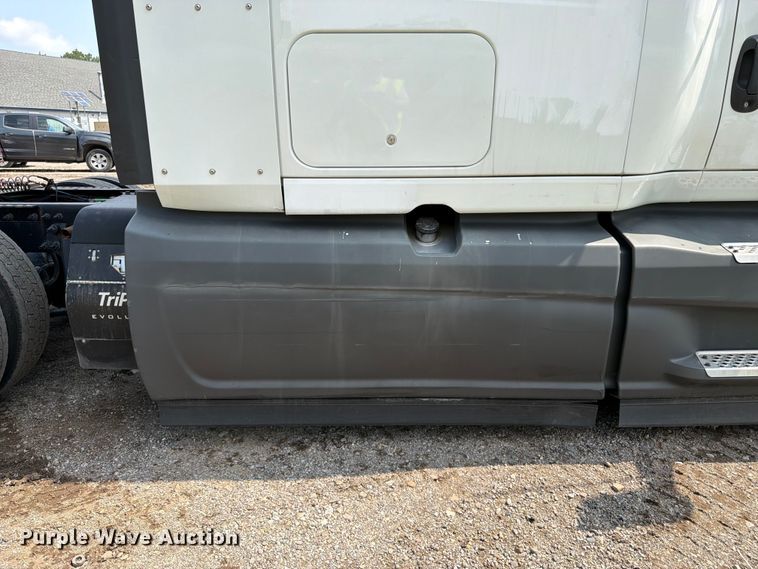 image for item YA2662 2020 International LT625 semi truck