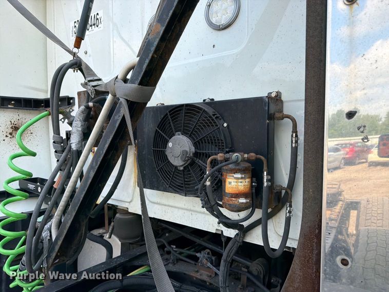 image for item YA2662 2020 International LT625 semi truck