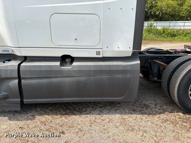 image for item YA2662 2020 International LT625 semi truck