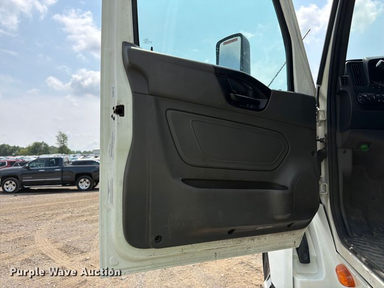 image for item YA2662 2020 International LT625 semi truck