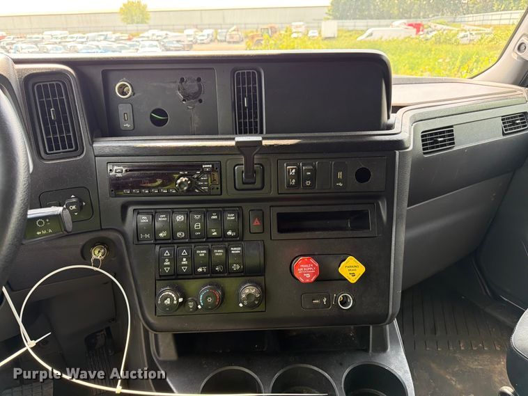 image for item YA2662 2020 International LT625 semi truck