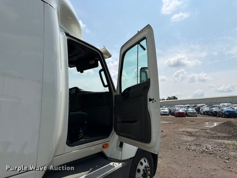 image for item YA2662 2020 International LT625 semi truck