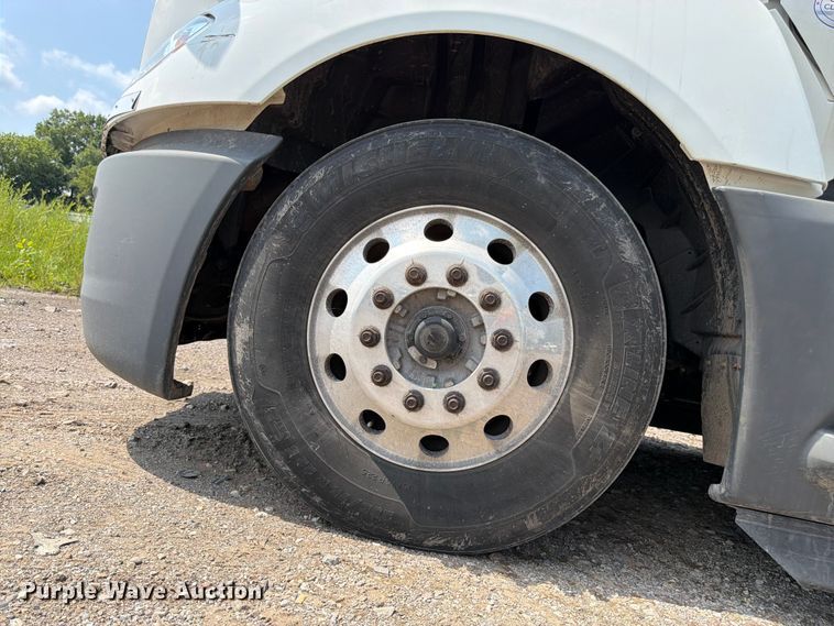 image for item YA2662 2020 International LT625 semi truck