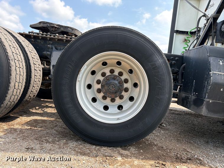 image for item YA2662 2020 International LT625 semi truck