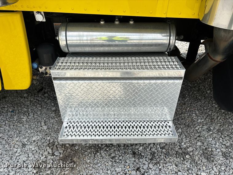 image for item YA2673 2018 Peterbilt 389 semi truck