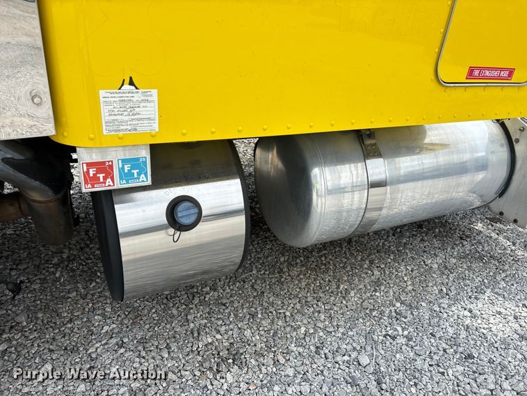 image for item YA2673 2018 Peterbilt 389 semi truck