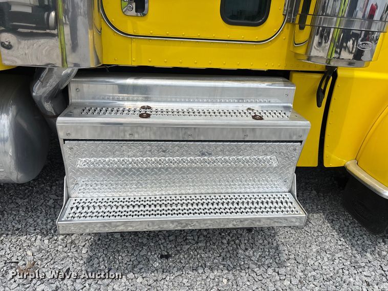 image for item YA2673 2018 Peterbilt 389 semi truck