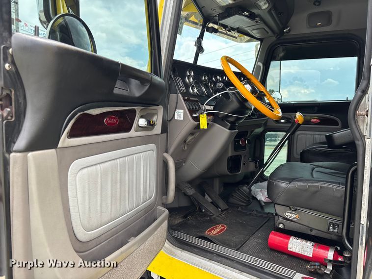 image for item YA2673 2018 Peterbilt 389 semi truck