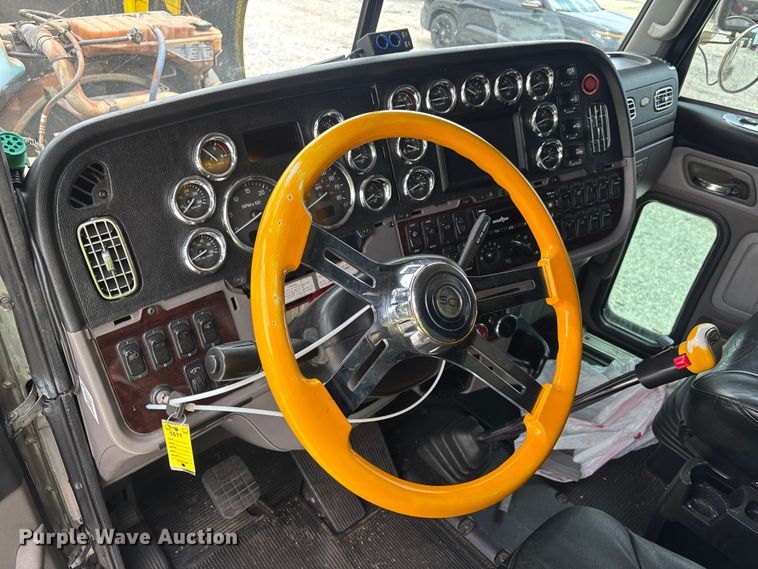 image for item YA2673 2018 Peterbilt 389 semi truck