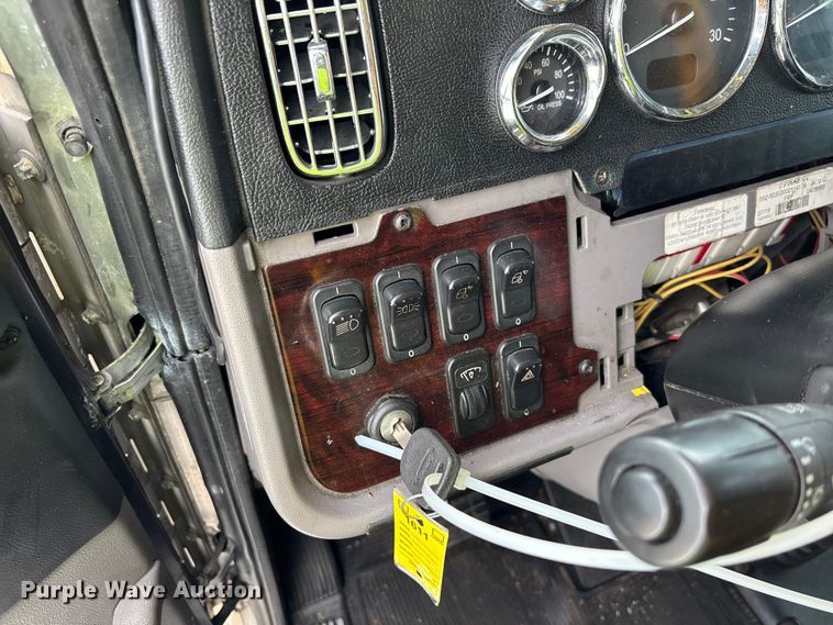 image for item YA2673 2018 Peterbilt 389 semi truck