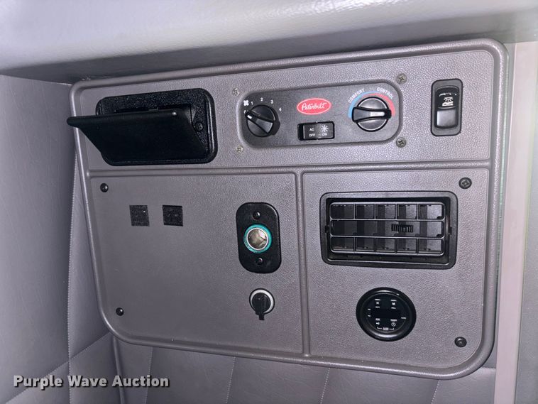 image for item YA2673 2018 Peterbilt 389 semi truck