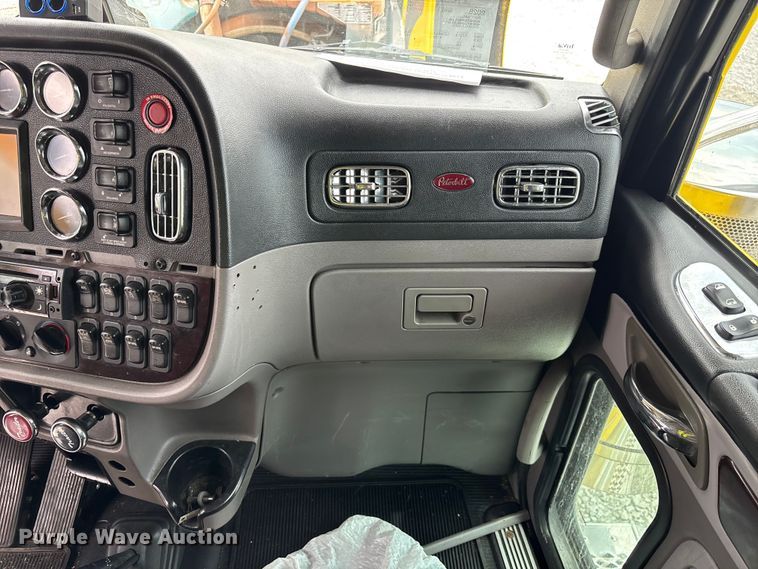 image for item YA2673 2018 Peterbilt 389 semi truck