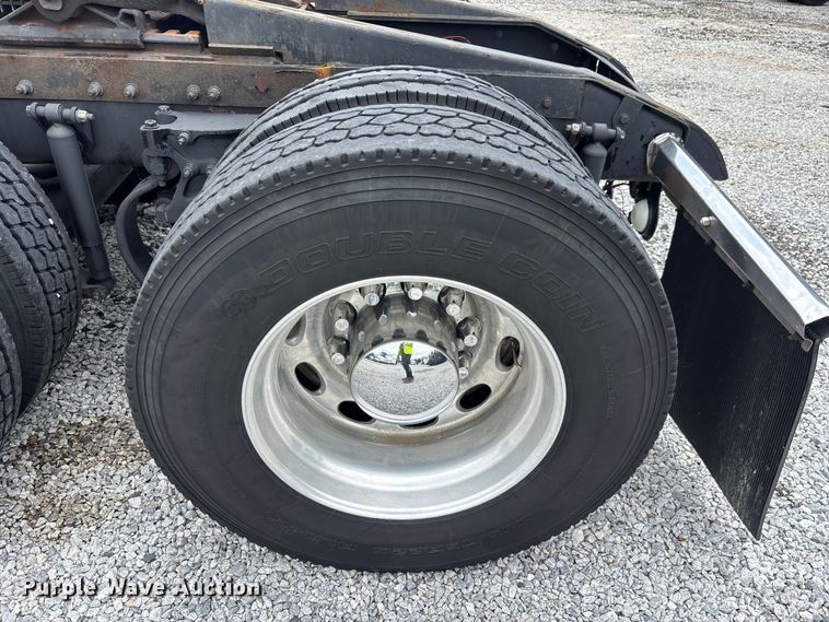 image for item YA2673 2018 Peterbilt 389 semi truck