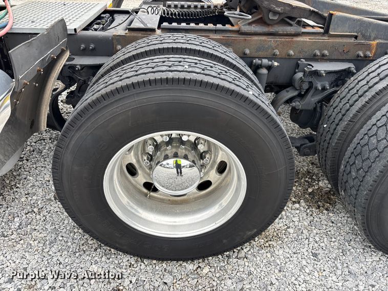 image for item YA2673 2018 Peterbilt 389 semi truck