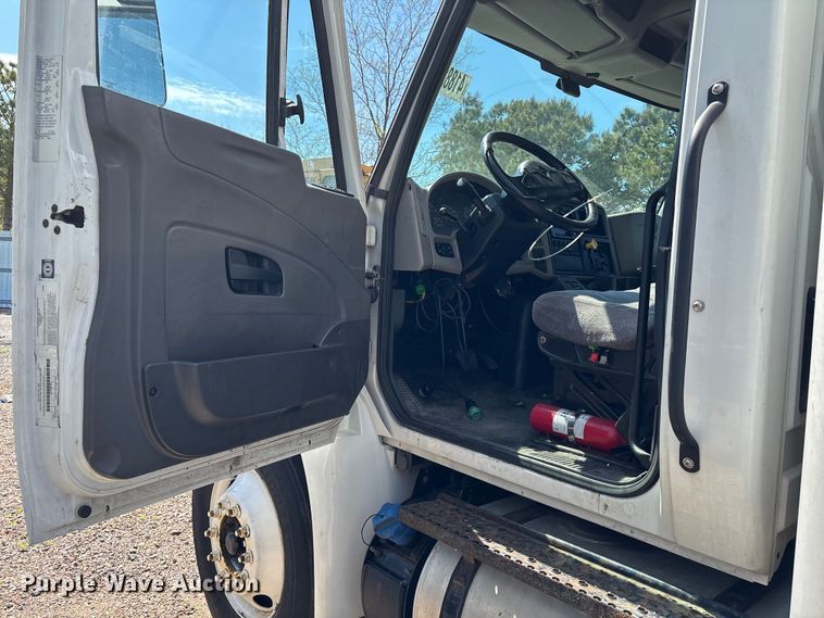 image for item YA2755 2019 International 4300 box truck
