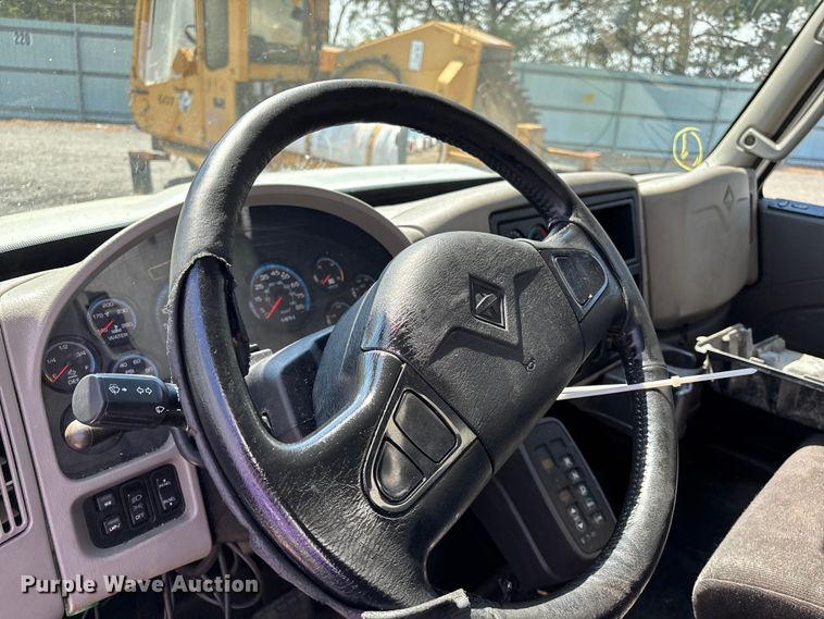 image for item YA2755 2019 International 4300 box truck