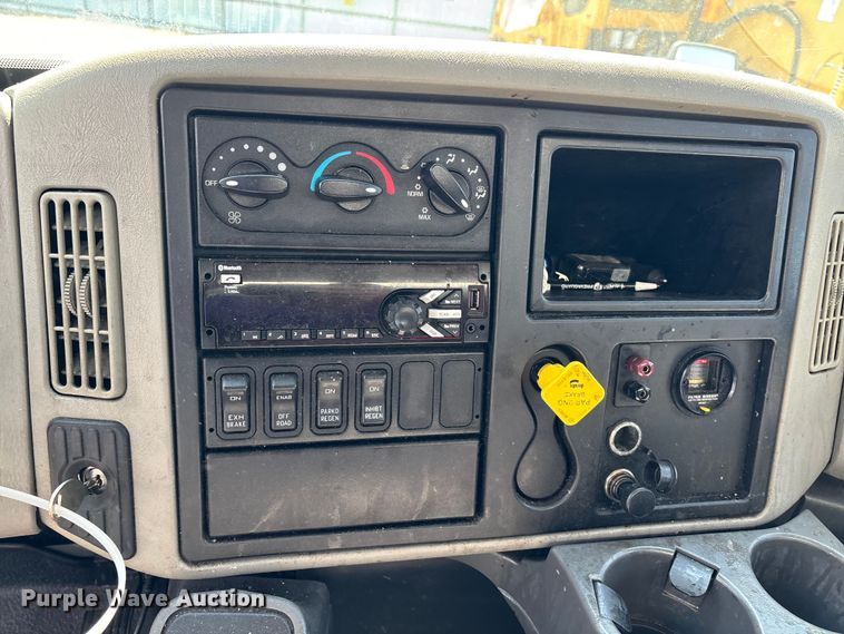 image for item YA2755 2019 International 4300 box truck