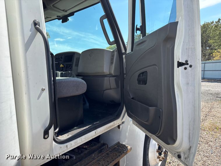 image for item YA2755 2019 International 4300 box truck