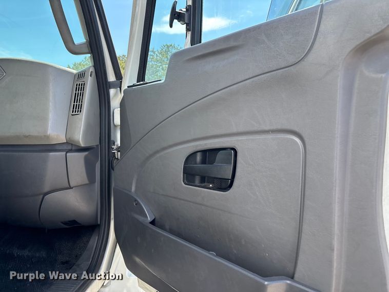 image for item YA2755 2019 International 4300 box truck