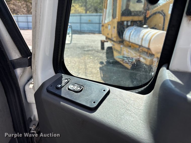 image for item YA2755 2019 International 4300 box truck