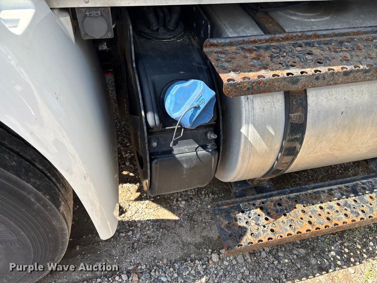 image for item YA2755 2019 International 4300 box truck
