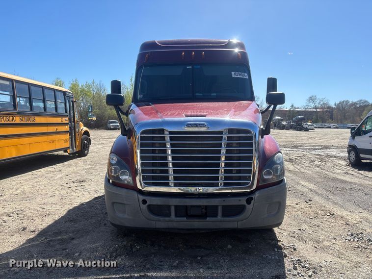 image for item YA3025 2016 Freightliner Cascadia semi truck