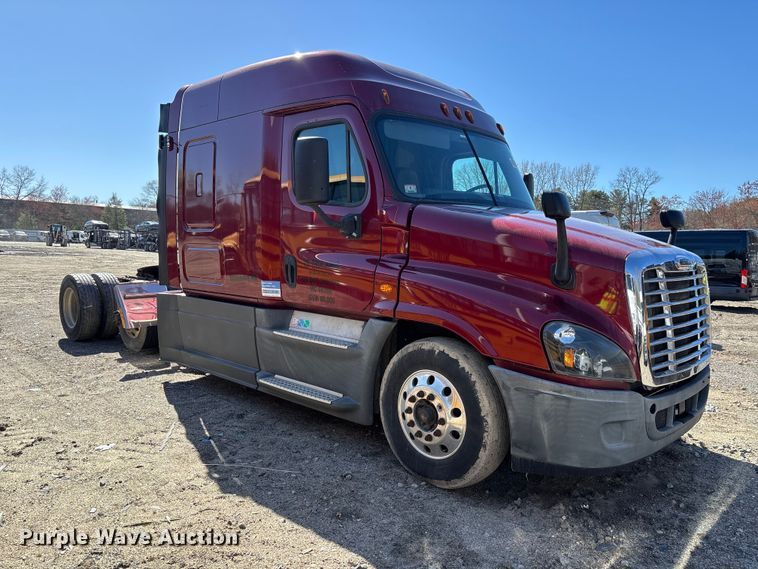 image for item YA3025 2016 Freightliner Cascadia semi truck