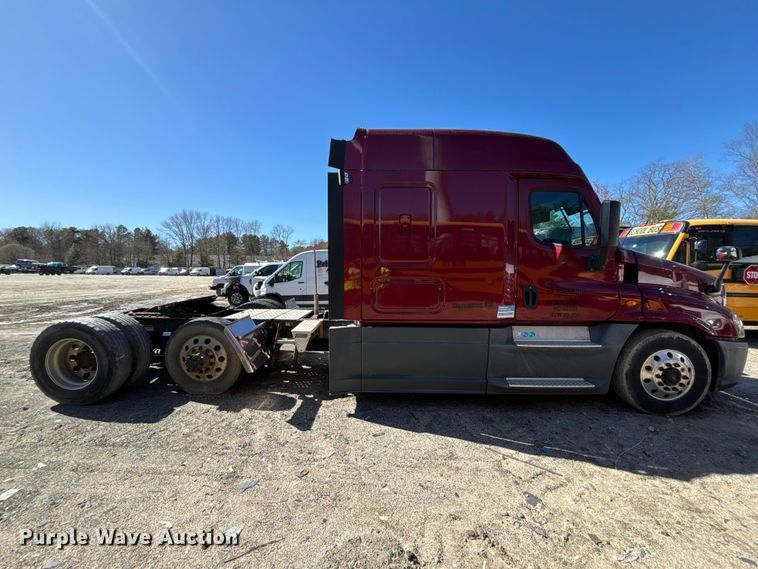 image for item YA3025 2016 Freightliner Cascadia semi truck