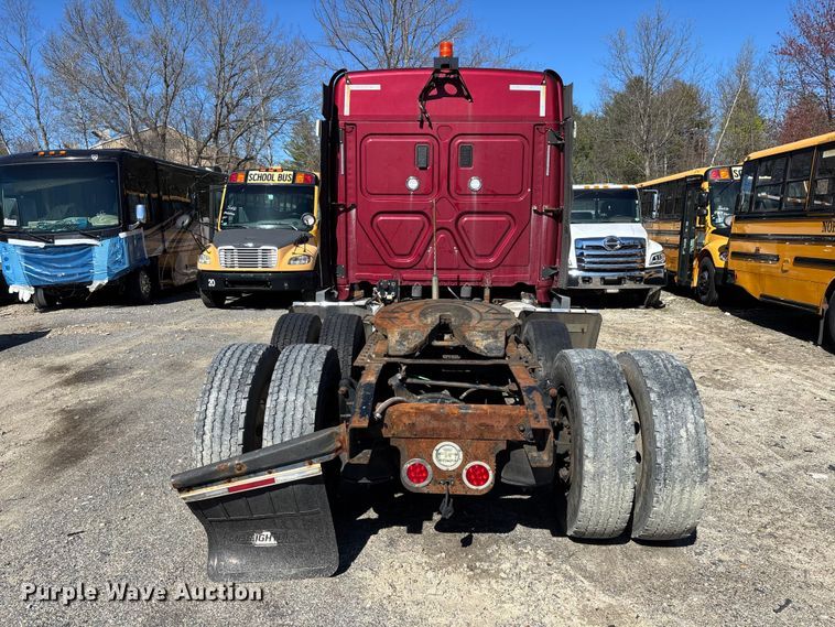 image for item YA3025 2016 Freightliner Cascadia semi truck