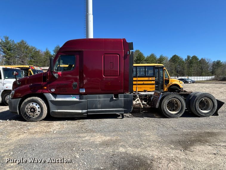 image for item YA3025 2016 Freightliner Cascadia semi truck