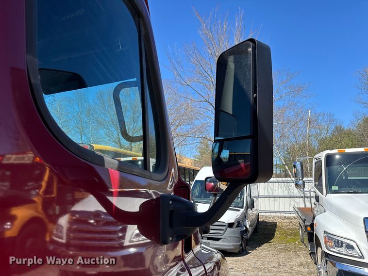 image for item YA3025 2016 Freightliner Cascadia semi truck