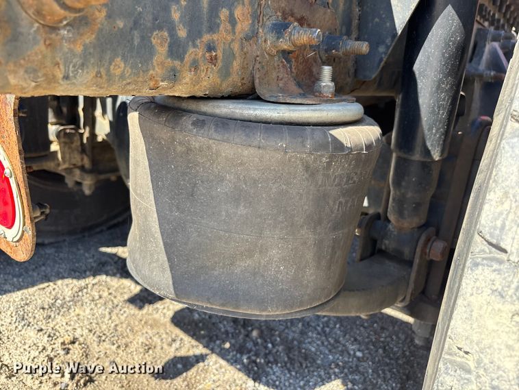 image for item YA3025 2016 Freightliner Cascadia semi truck