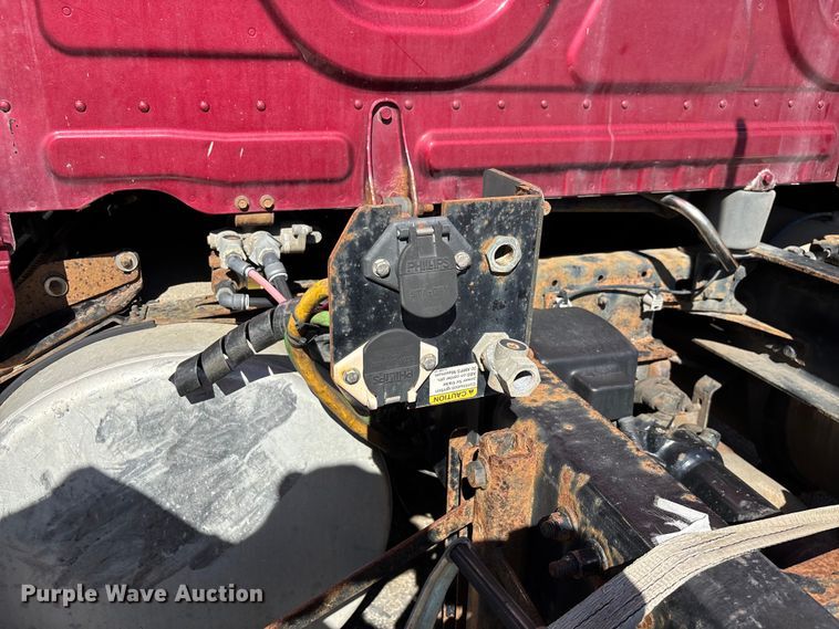 image for item YA3025 2016 Freightliner Cascadia semi truck