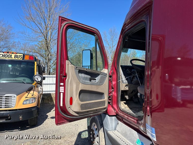 image for item YA3025 2016 Freightliner Cascadia semi truck